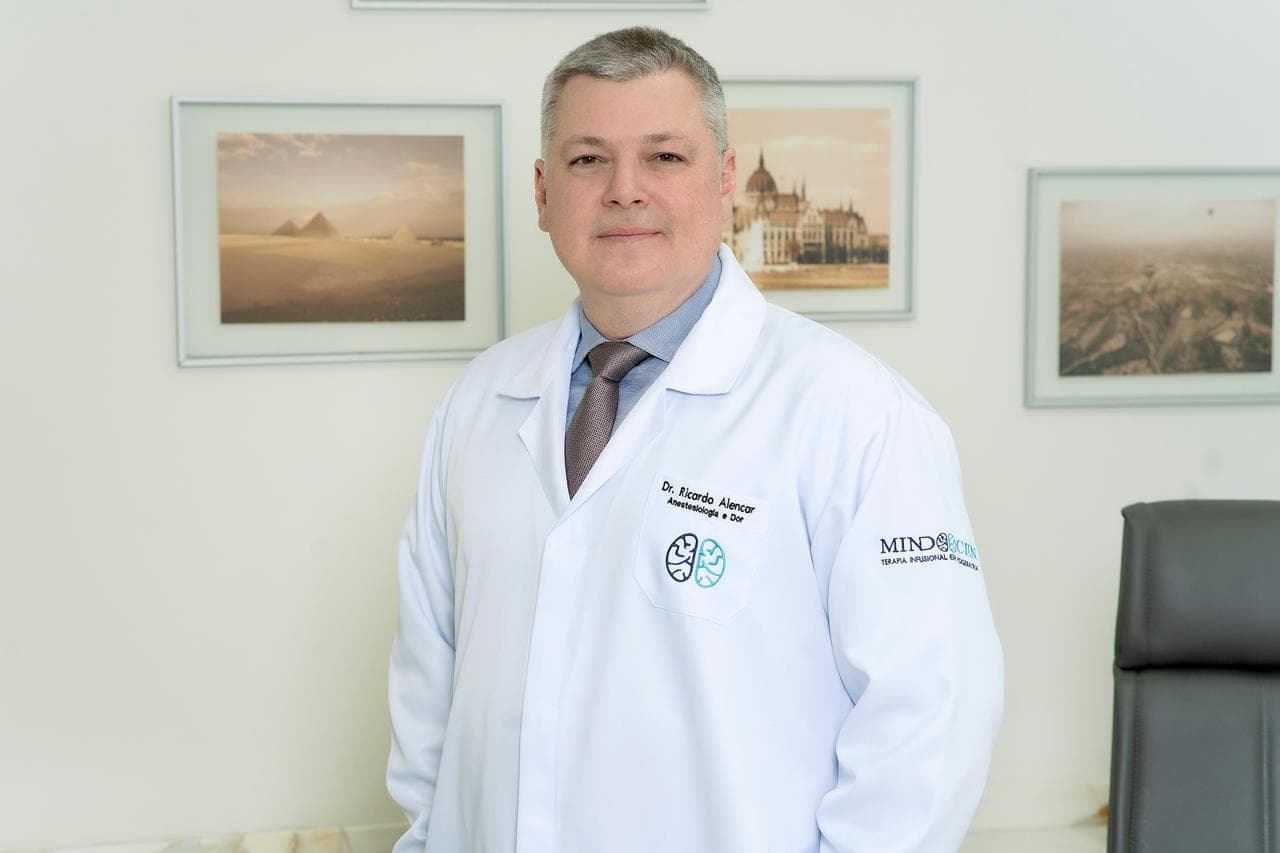 Dr. Ricardo Alencar de jaleco, com o logo da MindClin na manga